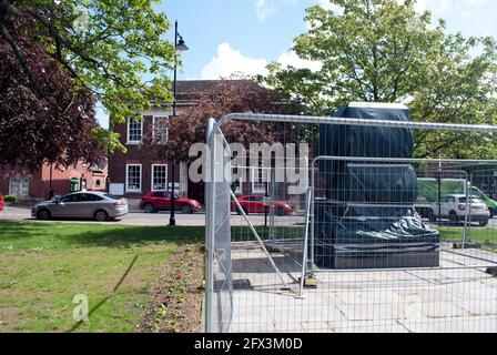 Sockel für die Statur von Margaret Thatcher, bedeckt mit schwarzer Plastikfolie, hinter temporären Zäunen, am St. Peter's Hill, Grantham Stockfoto