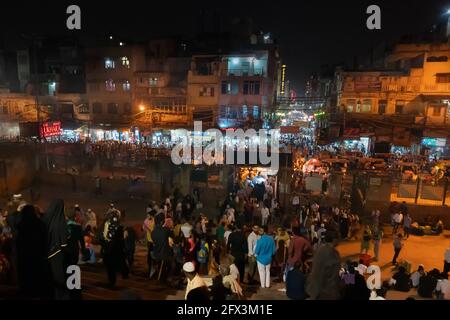 NEU-DELHI, INDIEN - OKTOBER 28 2018 : die Anhänger auf dem Hof von Jama Masjid von Delhi, ist es eine der größten indischen Moscheen. Es war Bulit von Shah J Stockfoto