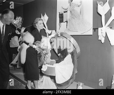 Miss Holland 1956 Rita Schmidt besucht Textilmesse Utrecht, 20. März 1956, Messen, Verfehlungen, Textil, Niederlande, Foto der Presseagentur des 20. Jahrhunderts, Nachrichten zum erinnern, Dokumentarfilm, historische Fotografie 1945-1990, visuelle Geschichten, Menschliche Geschichte des zwanzigsten Jahrhunderts, Momente in der Zeit festzuhalten Stockfoto