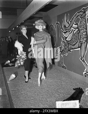 Miss Holland 1956 Rita Schmidt besucht Textilmesse Utrecht, 20. März 1956, Messen, vermisst, Textil, Niederlande, Foto der Presseagentur des 20. Jahrhunderts, Nachrichten zum erinnern, Dokumentarfilm, historische Fotografie 1945-1990, visuelle Geschichten, Menschliche Geschichte des zwanzigsten Jahrhunderts, Momente in der Zeit festzuhalten Stockfoto