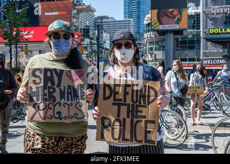 Black Lives Matters Protest auf dem Yonge-Dundas Square in Toronto, Kanada. Menschen mit Schildern mit der Aufschrift „Say her Name Regis“ und „definanzieren die Polizei“. Sie Stockfoto