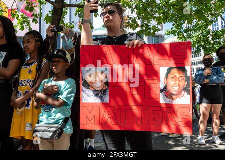Black Lives Matters Protest auf dem Yonge-Dundas Square in Toronto, Kanada. Eine Frau mit einem Schild mit der Aufschrift „Jamals Life Matters“ Stockfoto