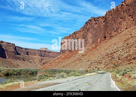 Malerische Straße im Colorado River Canyon, Utah Stockfoto