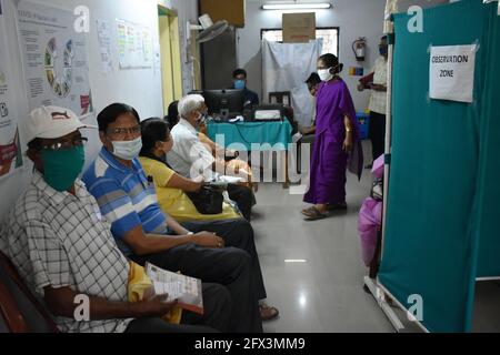 Kalkutta, Indien. Mai 2021. (5/24/2021) in einem Gesundheitszentrum der westbengalen Regierung warten Menschen darauf, während der Sperrzeit in Kalkutta eine zweite Dosis Covishield (Covid-19-Impfstoff) zu erhalten. (Foto: Sudipta das/Pacific Press/Sipa USA) Quelle: SIPA USA/Alamy Live News Stockfoto