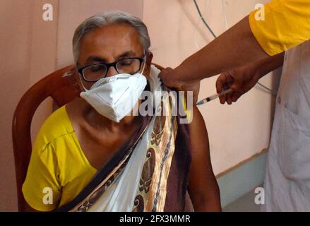 Kalkutta, Indien. Mai 2021. (5/24/2021) EINE Frau erhält während der Sperrzeit in Kalkutta eine zweite Dosis Covishield (Covid-19-Impfstoff) in einem Gesundheitszentrum der westbengalischen Regierung. (Foto: Sudipta das/Pacific Press/Sipa USA) Quelle: SIPA USA/Alamy Live News Stockfoto