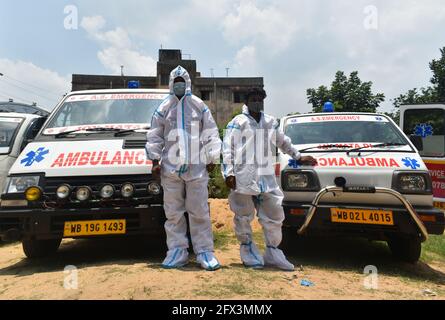 Kalkutta, Indien. Mai 2021. (5/24/2021) Private Ambulanzdienstleister, die während der Sperrzeit in Kalkutta PSA tragen und vor einem Parkplatz warten. (Foto: Sudipta das/Pacific Press/Sipa USA) Quelle: SIPA USA/Alamy Live News Stockfoto