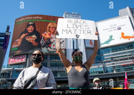 Black Lives Matters Protest auf dem Yonge-Dundas Square in Toronto, Kanada. Aus der Perspektive von Menschen, die ein Lied halten und Schutzmasken tragen Stockfoto