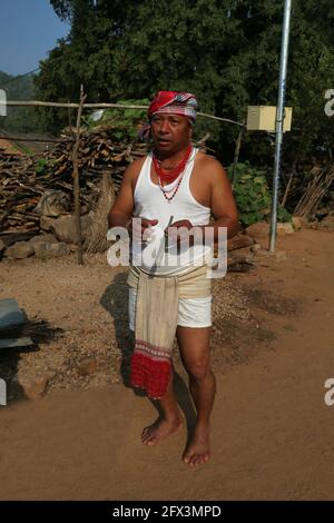 LANJIA SAORA TRIBE - Stammesmann, der den langen schmalen Streifen aus Lendenschurz trägt, der in der Landessprache auch als Arsi olekane bekannt ist. Odisha, Indien Stockfoto