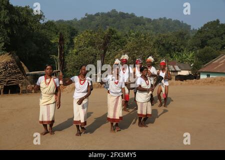 LANJIA SAORA TRIBE - traditioneller Gruppentanz. Männliche Tänzer mit Lendenschurzen und Köpfen, die mit weißen Vogelfedern verziert sind, spielen Trommeln, Gagerai, Trete Stockfoto