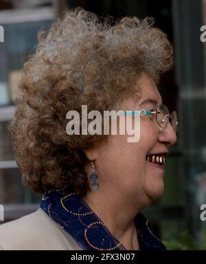 Nahaufnahme einer Frau aus Uyhgur, die lächelt und ihre goldenen Zähne zeigt. Kashgar , Volksrepublik China 2019 Stockfoto