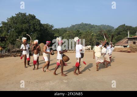 LANJIA SAORA TRIBE - traditioneller Gruppentanz. Männliche Tänzer mit Lendenschurzen und Köpfen, die mit weißen Vogelfedern verziert sind, spielen Trommeln, Gagerai, Trete Stockfoto