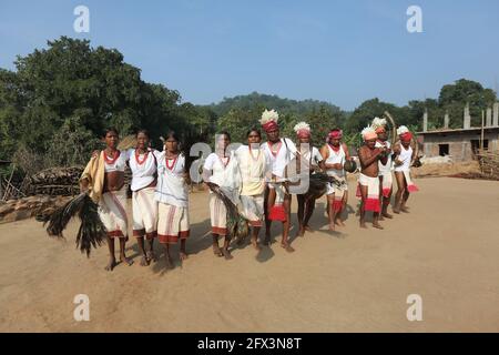 LANJIA SAORA TRIBE - traditioneller Gruppentanz. Männliche Tänzer mit Lendenschurzen und Köpfen, die mit weißen Vogelfedern verziert sind, spielen Trommeln, Gagerai, Trete Stockfoto