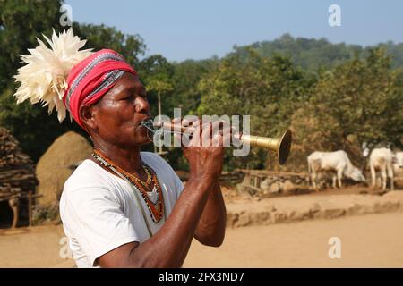 LANJIA SAORA TRIBE - Lanjia Saora Pfeifer mit Turi ein traditionelles Musikinstrument. Er trägt weiße Vogelfedern auf seinem Kopf. Puttasingh Dorf Stockfoto