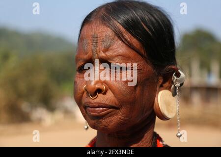 LANJIA SAORA TRIBE - Tribal Woman Close-Up. Sie trägt runde Holzstöpsel oder Taitalya in den Ohren und Khagla- und Jatong-Schmuck um ihren Hals. Gunp Stockfoto