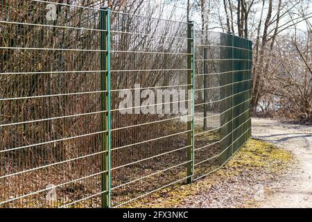 Zaundraht im Freien bei bestem Tageslicht fotografiert Stockfoto