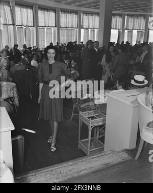 Modenschau Huis ter Duin Noordwijk, 24. Juli 1946, Mode, Modenschauen, Niederlande, 20. Jahrhundert Presseagentur Foto, Nachrichten zu erinnern, Dokumentarfilm, historische Fotografie 1945-1990, visuelle Geschichten, Menschliche Geschichte des zwanzigsten Jahrhunderts, Momente in der Zeit festzuhalten Stockfoto