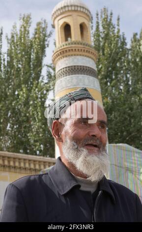 Ein uriger alter Mann vor der ID Kah Moschee.Kashgar, Xingiang, China 2019 Stockfoto