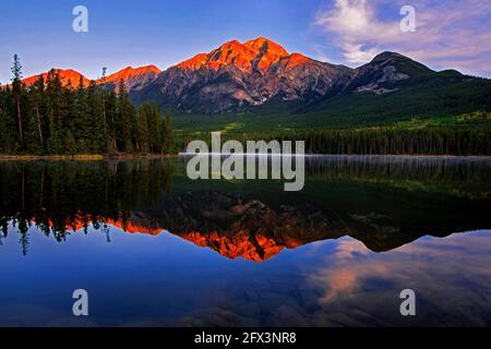 Strahlender Sonnenaufgang auf dem Pyramid Mountain am Pyramid Lake, Jasper National Park, Alberta, Kanada Stockfoto