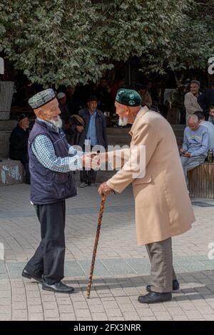 Zwei uigurische alte Männer stehen vor der ID Kah Moschee.Kashgar, Xingiang, China 2019 Stockfoto