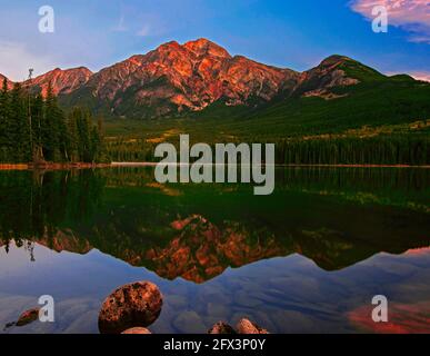 Strahlender Sonnenaufgang auf dem Pyramid Mountain am Pyramid Lake, Jasper National Park, Alberta, Kanada Stockfoto