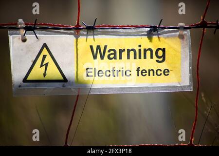 Ein Warnschild für einen elektrischen Zaun Stockfoto