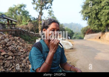 LANJIA SAORA TRIBE - Frau, die ihre Zähne putzt, mit frischen Neem-Kaustöcken. Neem Chew Sticks gibt Ihnen stärkere Zähne und Zahnfleisch. Puttasingh Dorf Stockfoto