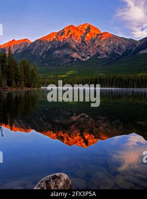 Strahlender Sonnenaufgang auf dem Pyramid Mountain am Pyramid Lake, Jasper National Park, Alberta, Kanada Stockfoto