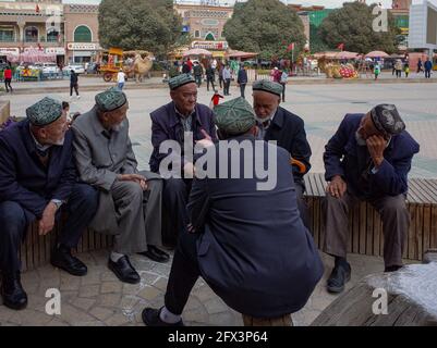 Gruppe Uigurischer alter Männer vor der ID Kah Moschee.Kashgar, Xingiang, China 2019 Stockfoto