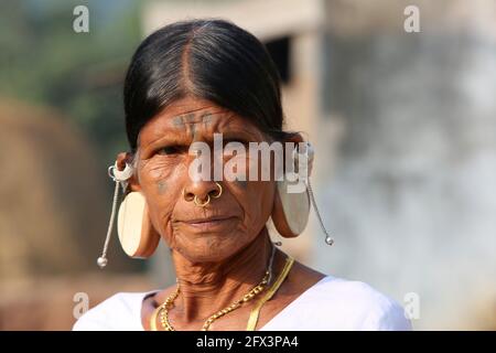 LANJIA SAORA TRIBE - Tribal Woman close-up. Diese Stammesmenschen sind der Meinung, dass je länger die Ohrlöcher in den weiblichen Mitgliedern sind, desto schöner sind sie Stockfoto