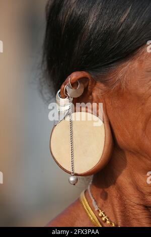 LANJIA SAORA TRIBE - Lanjia Saora Frauen vergrößern ihre Ohrläppchen stark, um abgerundete Holzpflöcke zu tragen. Sie tragen auch Silberschmuck. Puttasingh Tri Stockfoto