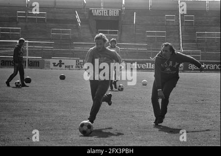 Ajax wird trainiert von Bobby Haarms, Johan Neeskens Bobby Haarms (rechts), 17. April 1974, Sport, Training, Fußball, Niederlande, Foto der Presseagentur des 20. Jahrhunderts, zu erinnerende Nachrichten, Dokumentarfilm, historische Fotografie 1945-1990, visuelle Geschichten, Menschliche Geschichte des zwanzigsten Jahrhunderts, Momente in der Zeit festzuhalten Stockfoto