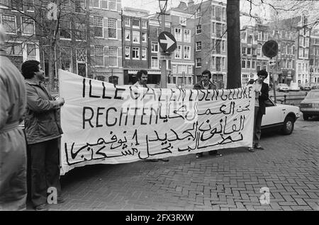 Demonstration vor dem Rathaus von Amsterdam durch Marokkaner, die sich selbst als Opfer des WABW-Gesetzes (Foreign Workers Act) bezeichnen, 21. April 1982, Demonstration, Niederlande, 20. Jahrhundert Presseagentur Foto, Nachrichten zu erinnern, Dokumentarfilm, historische Fotografie 1945-1990, visuelle Geschichten, Menschliche Geschichte des zwanzigsten Jahrhunderts, Momente in der Zeit festzuhalten Stockfoto