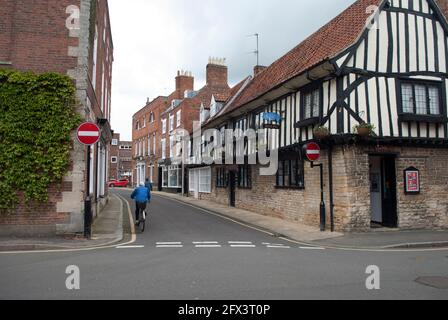 Blue Pig öffentliches Haus in Grantham mit einer alten Dame Eine Einbahnstraße mit dem Fahrrad auf die falsche Weise hochfahren Stockfoto