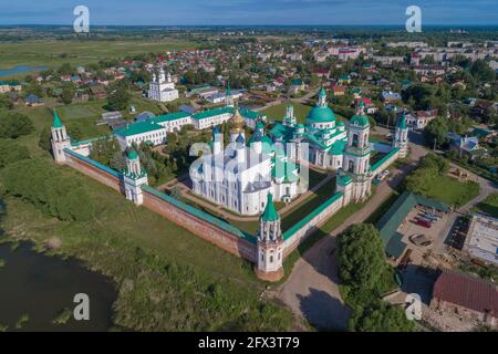 Blick auf das Spaso-Jakowlewski Dmitrowski-Kloster an einem sonnigen Julitag (Luftaufnahme). Rostow, Goldener Ring Russlands Stockfoto