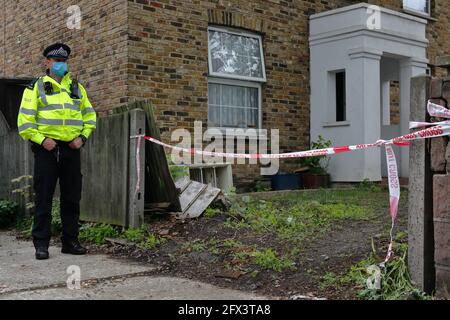 London (UK), 25. Mai 2021: Polizeiforensiker untersuchen das Haus an der Copeland Road in Peckham, in dem sich die Bürgerrechtlerin Sasha Johnson befand Stockfoto