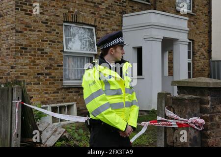 London (UK), 25. Mai 2021: Polizeiforensiker untersuchen das Haus an der Copeland Road in Peckham, in dem sich die Bürgerrechtlerin Sasha Johnson befand Stockfoto