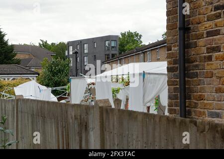 London (UK), 25. Mai 2021: Polizeiforensiker untersuchen das Haus an der Copeland Road in Peckham, in dem sich die Bürgerrechtlerin Sasha Johnson befand Stockfoto