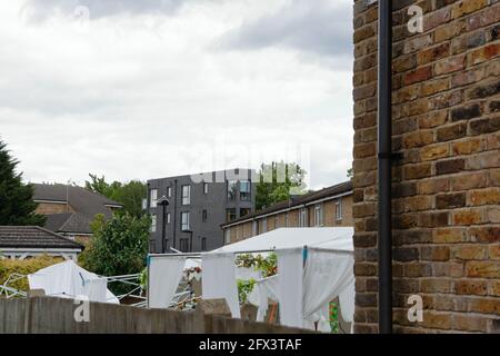 London (UK), 25. Mai 2021: Polizeiforensiker untersuchen das Haus an der Copeland Road in Peckham, in dem sich die Bürgerrechtlerin Sasha Johnson befand Stockfoto