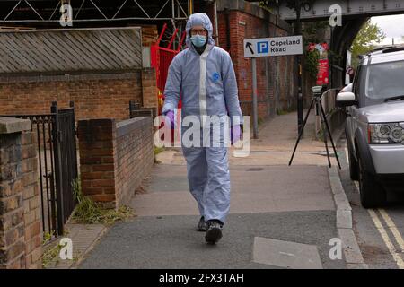 London (UK), 25. Mai 2021: Polizeiforensiker untersuchen das Haus an der Copeland Road in Peckham, in dem sich die Bürgerrechtlerin Sasha Johnson befand Stockfoto