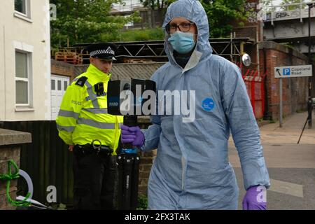 London (UK), 25. Mai 2021: Polizeiforensiker untersuchen das Haus an der Copeland Road in Peckham, in dem sich die Bürgerrechtlerin Sasha Johnson befand Stockfoto