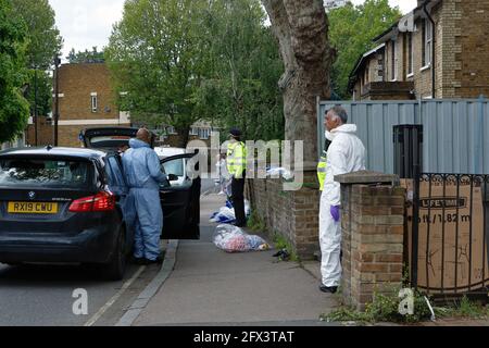 London (UK), 25. Mai 2021: Polizeiforensiker untersuchen das Haus an der Copeland Road in Peckham, in dem sich die Bürgerrechtlerin Sasha Johnson befand Stockfoto