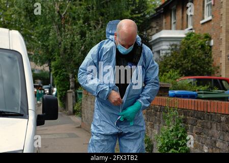 London (UK), 25. Mai 2021: Polizeiforensiker untersuchen das Haus an der Copeland Road in Peckham, in dem sich die Bürgerrechtlerin Sasha Johnson befand Stockfoto
