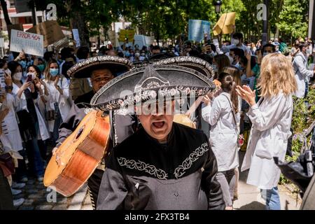 Madrid, Spanien. Mai 2021. Eine Gruppe von Mariachis sah während der Demonstration singen. Hunderte von Resident Internal Doctors (mir) haben vor dem spanischen Gesundheitsministerium protestiert, um ihre Ablehnung der neuen Anforderungen für die Auswahl von spezialisierten Gesundheitsausbildungsstätten zu zeigen und den Rücktritt der Gesundheitsministerin Carolina Darias zu fordern. Kredit: SOPA Images Limited/Alamy Live Nachrichten Stockfoto