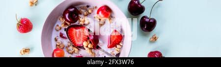 Mehrkorn Vollkorn gesundes Müsli mit frischen Beeren zum Frühstück über Kopf gedreht Stockfoto