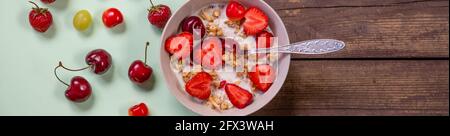 Mehrkorn Vollkorn gesundes Müsli mit frischen Beeren zum Frühstück über Kopf gedreht Stockfoto