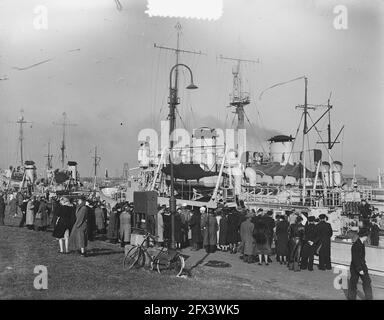 Den Helder Ankunft vier Minenfahrer aus Indonesien M801 Abraham Crynssen, M802 Abraham van der Hulst, M803 Jan van Gelder, M804 Pieter Florisz, 27. Oktober 1951, Häfen, Marine, Kriegsschiffe, Niederlande, Presseagentur des 20. Jahrhunderts, Foto, Nachrichten zu erinnern, Dokumentarfilm, historische Fotografie 1945-1990, visuelle Geschichten, Menschliche Geschichte des zwanzigsten Jahrhunderts, Momente in der Zeit festzuhalten Stockfoto