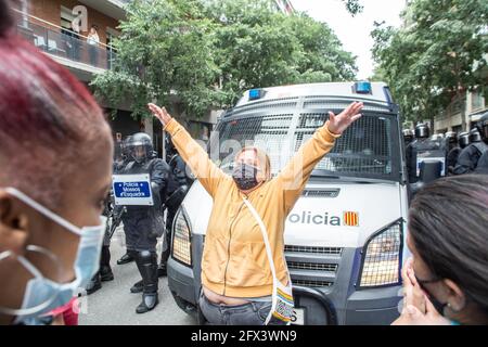 Barcelona, Katalonien, Spanien. Mai 2021. Der Protestierende wird vor der Polizei gesehen.EINE gerichtliche Räumung von drei Aktivisten in Barcelona hat am ersten Tag nach dem Mandat des Präsidenten der Generalitat von Katalonien zu einer Besetzung durch Demonstranten am Sitz der politischen Partei ERC (Republikanische Linke von Katalonien), Pere Aragones (ERC ).in der ersten Zeile des Protestes für die Räumung gab es vier Abgeordnete der politischen Partei CUP (Kandidatur der Volkseinheit), darunter Dolors Sabater, Parlamentsvorsitzende, Eulalia Reguant, Carles Riera, Xavier Pellicer, Stockfoto