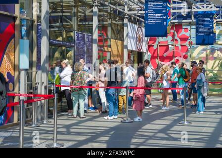 MOSKAU, RUSSLAND - 31. AUGUST 2019: Schlange stehen für Tickets für den Moskauer Kreml. Die Tickethalle des Moskauer Kremls Stockfoto