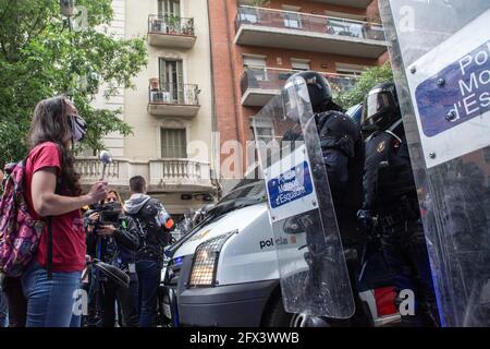 Barcelona, Katalonien, Spanien. Mai 2021. Der Protestierende wird vor der Polizei gesehen.EINE gerichtliche Räumung von drei Aktivisten in Barcelona hat am ersten Tag nach dem Mandat des Präsidenten der Generalitat von Katalonien zu einer Besetzung durch Demonstranten am Sitz der politischen Partei ERC (Republikanische Linke von Katalonien), Pere Aragones (ERC ).in der ersten Zeile des Protestes für die Räumung gab es vier Abgeordnete der politischen Partei CUP (Kandidatur der Volkseinheit), darunter Dolors Sabater, Parlamentsvorsitzende, Eulalia Reguant, Carles Riera, Xavier Pellicer, Stockfoto