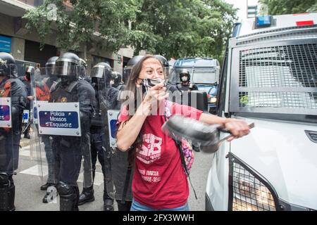 Barcelona, Katalonien, Spanien. Mai 2021. Der Protestierende wird vor der Polizei gesehen.EINE gerichtliche Räumung von drei Aktivisten in Barcelona hat am ersten Tag nach dem Mandat des Präsidenten der Generalitat von Katalonien zu einer Besetzung durch Demonstranten am Sitz der politischen Partei ERC (Republikanische Linke von Katalonien), Pere Aragones (ERC ).in der ersten Zeile des Protestes für die Räumung gab es vier Abgeordnete der politischen Partei CUP (Kandidatur der Volkseinheit), darunter Dolors Sabater, Parlamentsvorsitzende, Eulalia Reguant, Carles Riera, Xavier Pellicer, Stockfoto